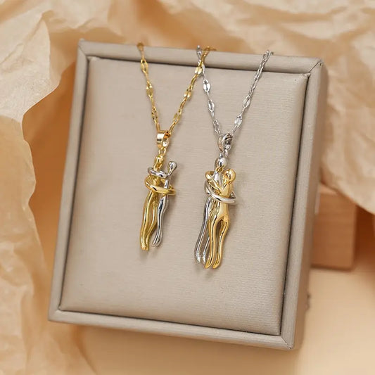 Set elegant de colier cu pandantiv în formă de îmbrățișare pentru cuplu - placat cu aur de 18K